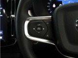 前方車を自動追従するアダプティブクルーズコントロールに加え、ステアリング操舵も行う進化型クルーズ『パイロットアシスト』を搭載。車体を車線内へと適正に維持しつつ先行車を忠実に追従します。