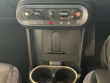 【置き型充電器】置き型充電に対応しております。お持ちの携帯電話が置き型充電器対応でしたら、充電コードの必要なく、すっきりとした車内のまま携帯の充電が可能です。