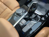 BMWの高性能オートマチックは、ATセレクトレバーを左側に倒すことで、通常の「D」から「S」(スポーツ)または「M」(マニュアル)へと切り替えが可能です。
