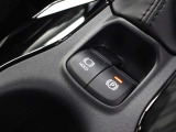 「HOLD」スイッチを押し、システムONの状態にしておくことで、渋滞や信号待ちなどでブレーキを踏んで停車した時にブレーキを保持。アクセルを踏むと解除されます。