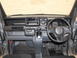 操作性に優れた運転席となります!小物入れや各ボタンの配置にこだわり、使いやすいです!座り心地もよく視認性も良好なのでロングドライブもお任せ下さい!