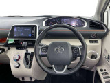 運転席まわりです。 各操作スイッチは使いやすい位置に配置されてます。