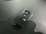 キーを取り出さずにドアを施錠&解錠。クルマの始動も可能です。