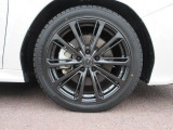右前 社外18インチアルミホイール(スタッドレスタイヤ) タイヤサイズは、225/45R18です。。「*ホイールロックナットは展示用です」
