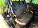 コンパクトカーですが、セカンドシートは十分な広さがあり快適にお乗りいただけます♪シートを倒して大きな荷物を積んだりと、用途の幅が広い1台です。