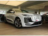さらに、専用のダークヘッドライトハウジングや存在感のあるレッドブレーキキャリパー、Audi Sport製21インチアルミホイールを特別装備している。