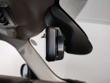 【ルームミラー一体型ETC車載器】ルームミラーの裏側に目立たない様に配置されたETCカード挿入口。スタイリッシュ且つ機能的なものとなっております。