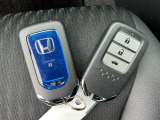 スマートキーです!!今や標準の装備になりつつありますよね!!ドアロック・アンロックも便利です!!
