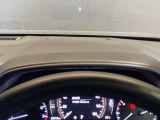 【アクティブ・ドライビング・ディスプレイ】フロントガラスにルートや車速などの情報を表示し、ドライバーの視線移動と、焦点調整の 時間をさらに短縮する事で、わき見のリスクを低減し ます。