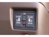後席ドアは便利な両側電動スライドドア。開閉はドアハンドルを少し引くか、運転席にあるスイッチを押すだけで自動開閉します。
