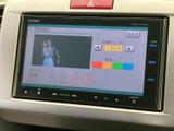 テレビ機能を備え、停車中に映像やテレビを視聴できる装備です。画面には受信確認の表示があり、メニューからチャンネル情報を確認できる構成で、休憩時間にもお楽しみいただけます。