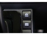 夜間など、静かに走行したい時に便利なモーターのみで動くEVモードへの切替えが出来ます。また、気分や走行状況に合わせてECO・NORMAL・POWERを選べるドライブモードセレクトも装備されています。