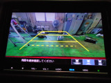 バックカメラの画像です。ガイドラインがスムースな車庫入れをサポートいたします。車庫入れの安心感がアップしますね。