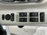 狭い駐車場で便利な電動格納ドアミラーが付いています。