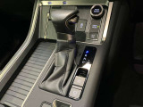 停車時のブレーキホールド機能に対応した電動パーキングブレーキ。渋滞や信号待ちで便利なブレーキホールド機能も装備されています