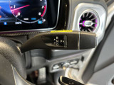 ステアリングボタンは、使いやすいデザインでございます。ステアリング付近のレバーや、ステアリングボタンで追従機能の操作も可能でございます。