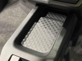 スマートフォンなどがスッキリ置けるセンターコンソールトレイです
