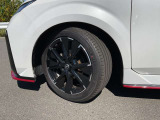 足元を引き締める17インチタイヤとNISMO専用純正アルミホイール装備、スチールホイールより軽く低燃費に貢献します。(左フロント)