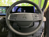 手元に複数のスイッチがまとまり、運転姿勢を保ちながら必要な機能へアクセスしやすい配置です。メーターの視認性も確保しやすく、日常の運転を快適に支えます。