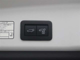 ハンズフリーパワーバックドア(挟み込み防止機能・停止位置メモリー機能・予約ロック機能付)が装備されています。スマートキーを携帯していれば、リヤバンパーの下に足を出し入れするだけで自動開閉します。