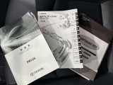 メンテナンスノート、取扱説明書です。 その車の整備記録が事細やかに記録されています。 車が生まれてから今までどのような道を歩んできたのか判るとても重要な物ですよ。