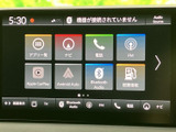 ナビやFM、電話、アプリなどのメニューが画面に並び、目的に応じた機能を選びやすい構成です。タッチ操作で確認でき、普段使いでも必要な項目を見つけやすくなっています。