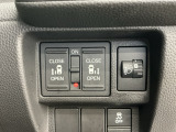 狭い所でも乗り降り楽々な両側電動スライドドアです!簡単にドアの開閉が出来る為女性やお年寄りにも優しく、荷物で手が塞がった時なども大変便利です!