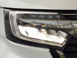 明るく白い光のLEDヘッドライトにより、夜間でも遠くまで見通しやすく、安全性が高まります。