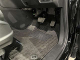 内装工程では、中古車を気持ちよくお乗りいただけるよう清掃しております。