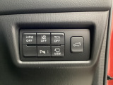 各種機能の切替スイッチは運転席パネル下に集約されています。任意で切り替え可能なため状況に合わせてお使いください。