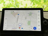 画面に周辺の道路や地図情報が表示され、現在地を確認しながら目的地までのルート案内に活用できます。拡大縮小や検索の操作も画面上にまとまり、行き先の確認に便利です。