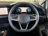 3スポークレザーステアリング。上下・前後調整で、理想のドライビングポジションに。