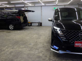 当店では専任のメカニックが大切なお客様のお車を一台一台丁寧に整備いたします。自社認証工場にてリフトアップし下回りまでキッチリ検査いたします。
