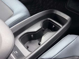 使いやすい位置に配置されたドリンクホルダースペース。深さや形状にこだわり、ペットボトルや小物をしっかりとホールドして車内をすっきりと保てます。