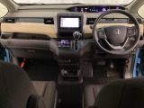 車内は光触媒抗菌消臭施工済です。スタイリッシュなデザインで暖かみのあるインパネ周りを演出します。グローブボックスやカップホルダーのほかにトレーなどたくさんの収納スペースが装備されています。