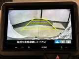 リバースギアに入れるだけで後方の表示へ切り替わります。夜間や雨の日の駐車も楽になりますよ。