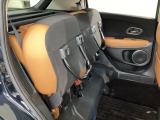 座面を跳ね上げるチップアップ機能付き☆高さのあるお荷物も積むのにとても便利です♪