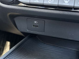 運転席近くに電源ソケットが装備されており便利です。
