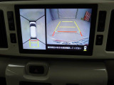 【パノラマモニター】上からの映像を表示。前後左右のカメラで合成し、運転席からの目視だけでは確認しにくい状況をリアルタイムで見晴らせます