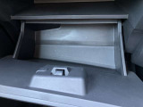 グローブボックスは奥行きがありたっぷり収納。お子様のお出かけグッズなどもストックしておけます。