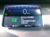 急アクセル抑制機能は停止中や約30km/h以下で走行中に、踏み間違いと思われる急なアクセルペダル操作であるとシステムが判断したときエンジン出力を抑制し、急な加速を抑制します。