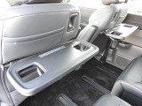 ★シートバックテーブル★おでかけの合間の休憩に便利なテーブルを運転席と助手席の背面に。ちょっとした食べ物と、ペットボトルを2本置けます。便利なスマホポケットも設置されています!