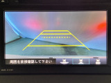 ギヤをR(バック)に入れるとディスプレイオーディオの画面に後ろの映像が映るリアカメラ付です。後退時、コンディションが悪い視界でもカラーバックモニターがドライバーをサポートします。