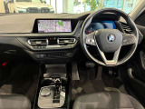 コックピットは、BMWらしくセンター・コンソールがドライバーに向けて傾けられた設計になっています。