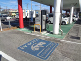 【急速充電設備】急速充電器を設置しております。電気自動車、プラグインハイブリッドをご使用のお客様は商談中に充電も可能です。ご利用時間は10時から18時までとなります。