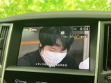 停車中にテレビ番組を視聴できる画面を備えています。休憩時や待ち時間に映像を楽しめるため、車内で過ごす時間を有効に活用できます。操作画面から音源の切り替えも可能です。