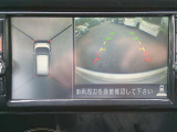空から見下ろすような視点で、スムーズな駐車と安全確認をサポートする「アラウンドビューモニター」付です。