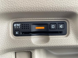 【ETC】有料道路を利用する際に料金所で停止することなく通過できる、ETC車載器(ノンストップ自動料金収受システム機器)が装備されています。セットアップを行うことで利用可能になります。