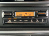 オートエアコンは温度を設定するだけで、自動で風量などを設定してくれます。運転しながら操作も必要ないので、安全性も向上します。