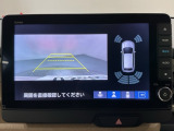 リバースギアに入れるだけで後方の表示へ切り替わります。夜間や雨の日の駐車も楽になりますよ。